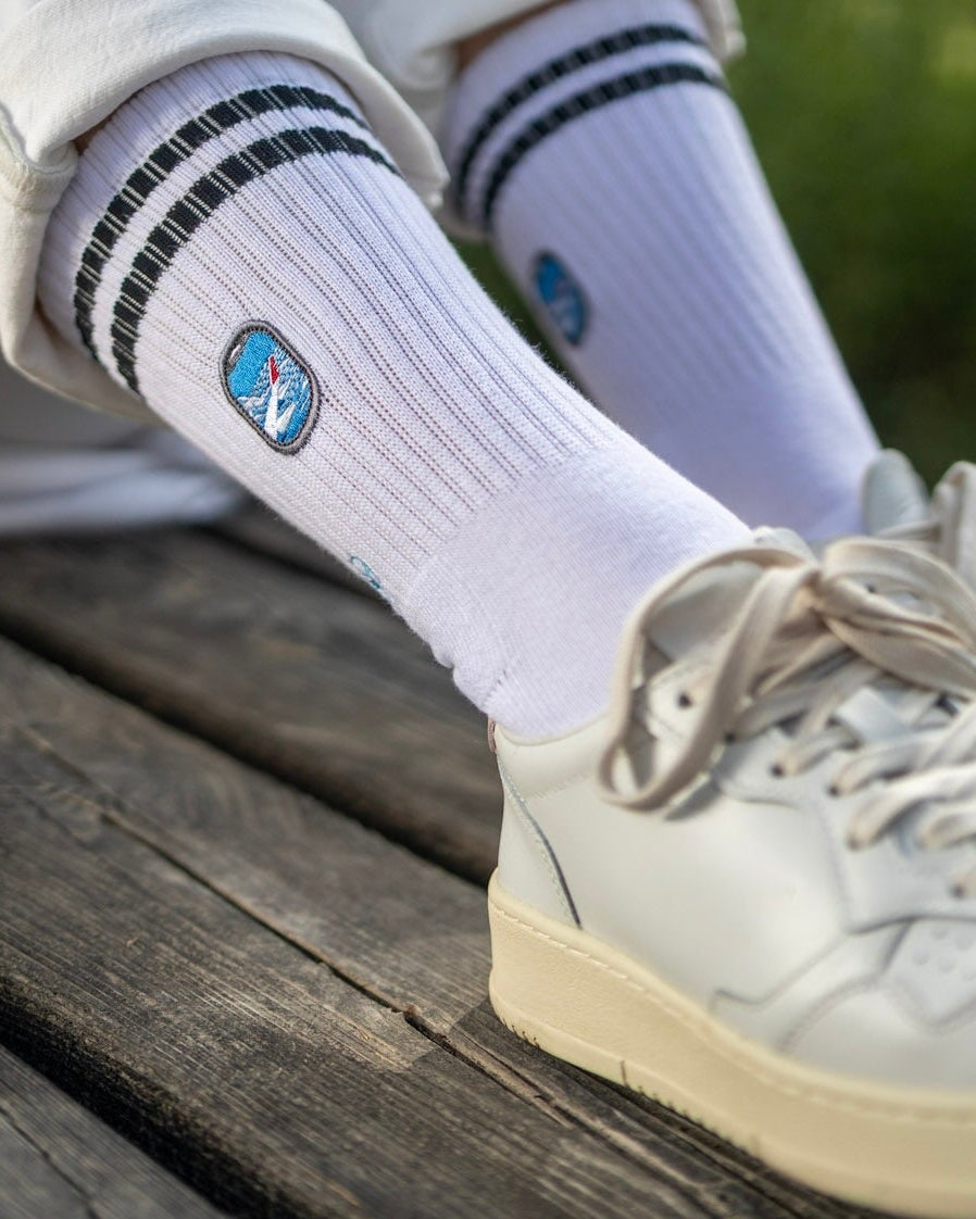 Gestickte Socken mit Flugzeugfenster und Flügel von Jumpseat