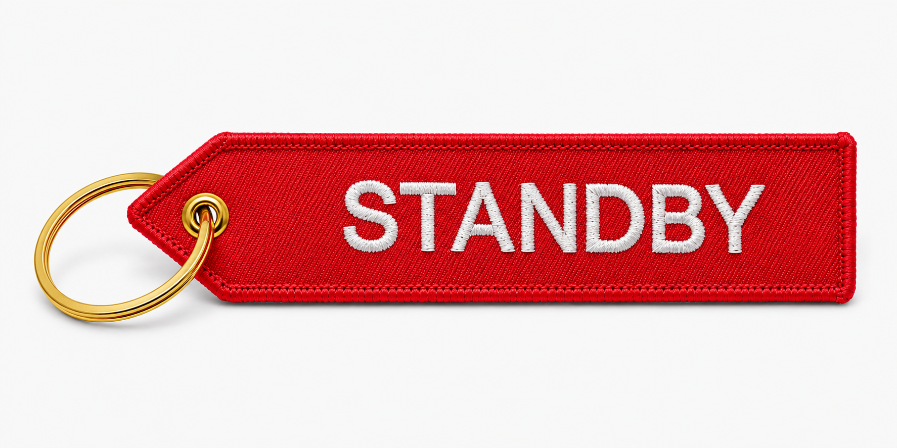 Roter „Standby“ Schlüsselanhänger mit weißer Stickerei und goldfarbenem Ring