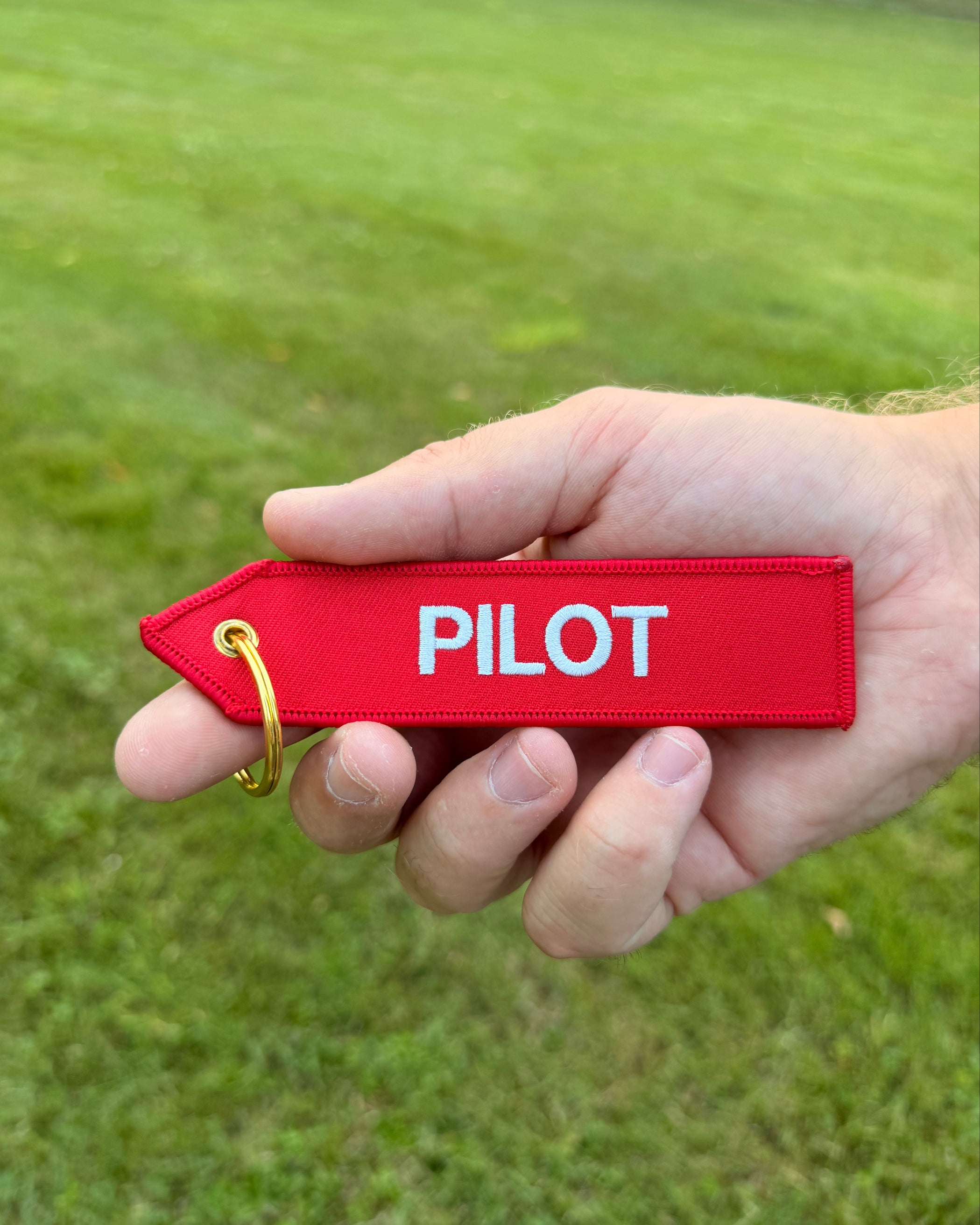 Roter "Pilot" Schlüsselanhänger mit goldenem Ring im Luftfahrt-Stil