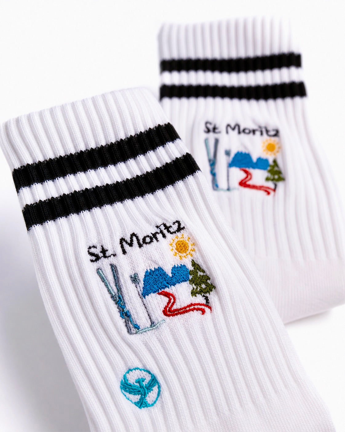 Weisse Socken mit Motiv von St. Moritz mit schwarzen Streifen von JUMPSEAT